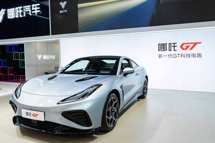 深圳158哪吒汽车在智能汽车领域的表现，领途汽车在新能源汽车市场中的影响力